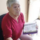 Anna Moya mientras sostiene su Biblia, la cual acostumbra a leer cada día.