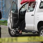 Policía acordona el lugar donde ocurrió el crimen en La Alborada. La víctima quedó en el vehículo.