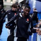 El entrenador del Chelsea Liam Rosenior y Moises Caicedo.