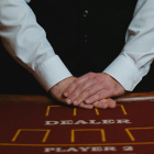 El trabajo de croupier exige concentración, formación técnica y manejo del trato con el público.