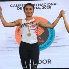 Paula Torres posando con la presea dorada de la competición.