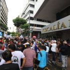 Simpatizantes de Aquiles Álvarez se concentraron en los exteriores del edificio La Merced, en el centro de Guayaquil.