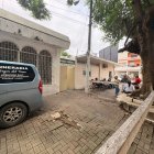 Criminalística levantó seis vainas calibre 3.80 en el sitio del crimen, mientras Dinased asumió las indagaciones.