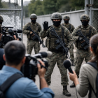 Pie de foto sugerido:  Escena recreada que ilustra la tensión entre fuerzas de seguridad y periodistas por el acceso a coberturas oficiales.