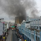 Más de 120 bomberos y 23 unidades atienden el incendio en el centro comercial Multicomercio, en la Bahía de Guayaquil.