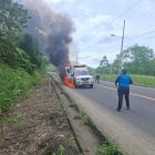 Una ambulancia del Distrito de Salud de Eloy Alfaro fue consumida por las llamas en la vía Borbón–Esmeraldas, tras un desperfecto mecánico; no hubo heridos.