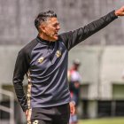 Norberto Araujo va dando forma a su idea de juego en Aucas.