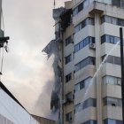 En el lugar continúan las acciones bomberiles, luego de un colapso parcial en el edificio.