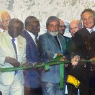 Moacyr Pinto de traje blanco con el presidente de Brasil Lula da Silva y a un costado Pelé.