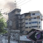 El siniestro reportado en el centro de Guayaquil activó protocolos de emergencia inmediata. Equipos de rescate trabajaron durante horas para controlar el fuego en esta zona de alta actividad comercial y tránsito peatonal.