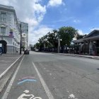 Tarima polémica: La instalación de infraestructura para un mitin bloquea calles cercanas al siniestro, generando críticas de la Secretaría de Riesgos.