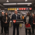 Funcionarios del sistema de transporte presentan la campaña “Love in Transit” en una estación del metro de Nueva York, con señalética temática por San Valentín y corazones integrados a las líneas del servicio