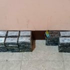 Entre los elementos encontrados constan sustancias distribuidas en paquetes.