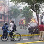 Este viernes se divisó nuevamente humo saliendo del edificio. Los bomberos permanecen trabajando en el sitio.