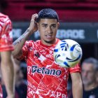 Kendry Páez en el calentamiento previo al duelo de River Plate ante Argentinos Junios.