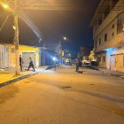 Las dos víctimas fueron encontradas sobre la calzada. La policía llegó al lugar para iniciar las investigaciones.