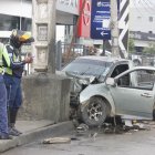 El vehículo se impactó contra un poste de concreto.
