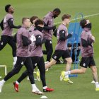 El delantero del Real Madrid Vinicius (L, al fondo) durante el entrenamiento del equipo en la Ciudad Deportiva de Valdebebas.