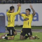 Tomas Martínez y el Toto Nuñez de Barcelona SC festejando el gol ante Aucas.