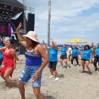 Bailoterapia frente al mar en Atacames: turistas y residentes se suman con entusiasmo a las rutinas de Carnaval, llenando la playa de música, energía y color.