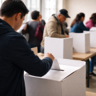 Recreación visual de una jornada de votación en Ecuador, en referencia a las elecciones seccionales de 2027 aprobadas por el CNE.