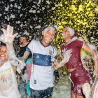 Niños y jóvenes en Esmeraldas son quienes más gozan de la actividad, corriendo entre espuma y agua, riendo a carcajadas.