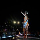 Nahomy Demera fue electa Reina del Carnaval en Manta, en una noche de música, talento y sensualidad