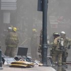 Bomberos trabajan en la extinción de un incendio que afectó tres locales en el centro de Guayaquil