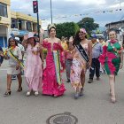 Estudiantes y docentes participaron en el desfile cultural que recorrió el centro de Catamayo, provincia de Loja.