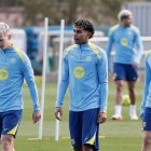 Los jugadores del FC Barcelona Dani Olmo (i), Lamine Yamal (c) y Eric Garcia, durante el entrenamiento.