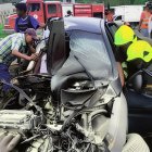 Bomberos y policías trabajan en el rescate tras el violento accidente en Wínchele, donde un automóvil quedó destruido y un adolescente perdió la vida.