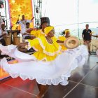 Danzantes con trajes tradicionales afroecuatorianos llenaron de color y energía el escenario del Festival de Marimba en Playa Las Palmas.