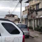 La mujer fue hallada sin vida en el interior de un departamento.