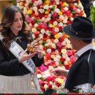 Fátima Bosch recibe la réplica de la Pluma de Montalvo de manos del prefecto Manuel Caizabanda.