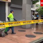 Este lunes 16 de febrero de 2026, 24 horas después de un incendio en el centro de Guayaquil, personal de Urvaseo retiró escombros de tres locales comerciales afectados en las calles Chile y Sucre. El fuego destruyó mercadería como carteras, balones, paraguas, accesorios de celulares y parlantes inalámbricos.