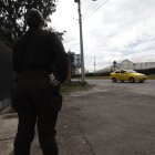 La agente, de 27 años, recibió un impacto de bala en el abdomen, en el norte de Quito.