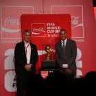 El codiciado trofeo de la Copa del Mundo atrae a cientos de fanáticos durante su visita a Quito.