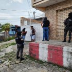 Agentes policiales indagan lo sucedido en el sector de la Av. Pedro Vicente Maldonado.