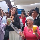 La Miss Universo, Fátima Bosch, prueba la bebida “Divertida”, con aguacate preparada para darle energía y quitarle el soroche durante su visita.