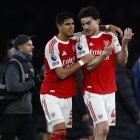 Piero Hincapié (i) se ha vuelto trascendental con Arsenal como lateral izquierdo o como central.