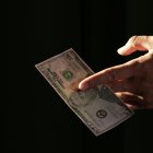 Muchas de estas entidades operan bajo fachadas modernas y nombres llamativos para generar confianza y atraer a sus víctimas.