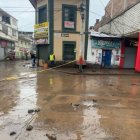 El.agua ingreso hasta el centro de la ciudad de Alausí.