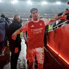 Piero Hincapié recibe la ovación de la hinchada de Arsenal tras destacar en Premier League.