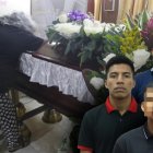 Doris Beltrán llora desconsolada ante el féretro de su hijo mayor, José Gabriel Bozada.