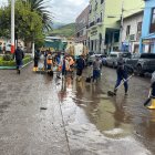 La corriente de lodo y piedras abarcó varias calles y se metió en varias casas.