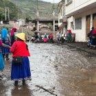 Los alauseños trataban de despejar el lodo y piedras en las calles y casas.