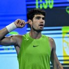 Carlos Alcaraz avanzó a las finales del Torneo de Doha al vencer a Andrey Rublev.