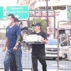 Comerciantes retirar sus enseres en la zona cero del incendio.