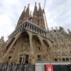 La imponente basílica de la Sagrada Familia, en Barcelona, luce su torre central culminada con la cruz que la convierte en el punto más alto del templo diseñado por Antoni Gaudí, marcando un hito histórico en su construcción