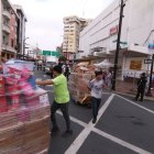 Trabajadores de negocios aledaños al Multicomercio trasladaban mercadería a otros lugares.